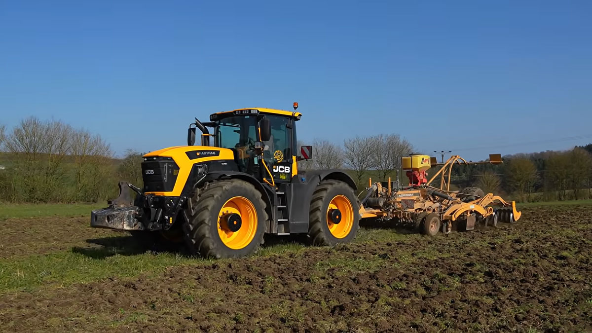 El JCB Fastrac 6300: Hidráulica de 106 GPM y Precisión en Dirección